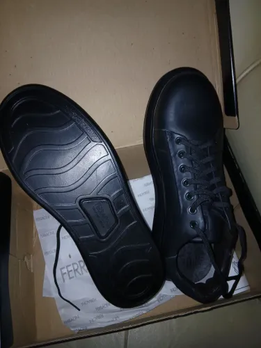 Sapatos novos de marca e tênis semi novo