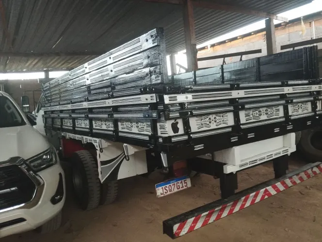 Carroceria de f 4000 reformada recente lastro novo nada Ruim