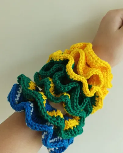 Pulserinha e Xuxinhas da Copa feitas em Crochê