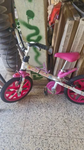 Vendo bicicleta infantil, aro 20,com rodinha,em perfeito estado de conservação..