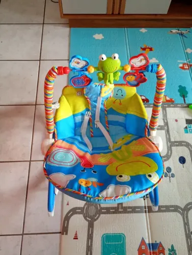 Cadeirinha de descanso que vibra e toca