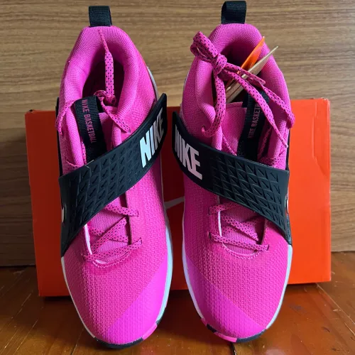 Tênis de vôlei/basquete Nike tema Hustle D12