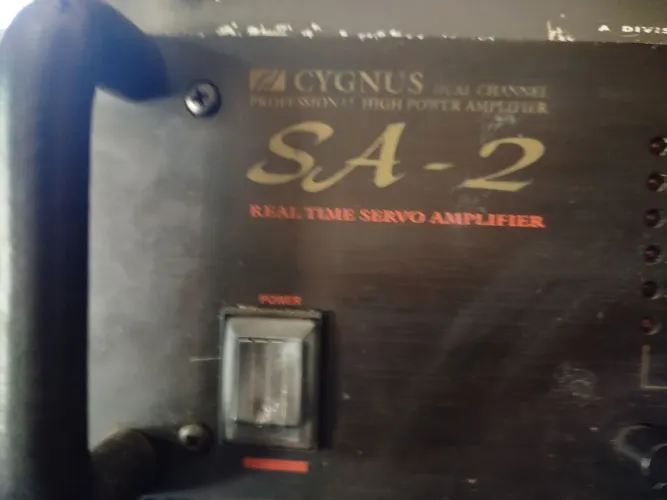 (AMPLIFICADOR PROFISSIONAL DE POTÊNCIA CYGNUS SA-2 TURBO-VENTILADA)