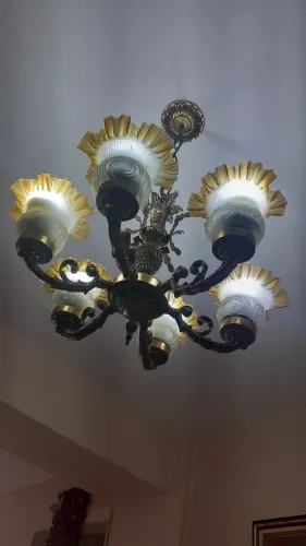 Par de lustres em bronze. Pode ser vendido separado também.