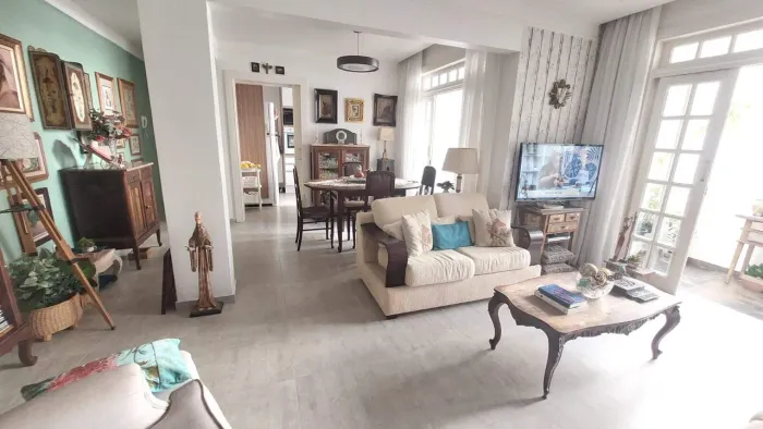 "Seu Oasis à Beira-Mar: Apartamento de 2 Quartos no Boqueirão, Santos!"