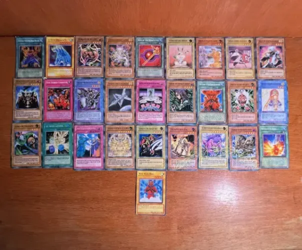 Lote de 28 Cartas Yugi-Oh - Com holográficas especiais - EM ÓTIMO ESTADO