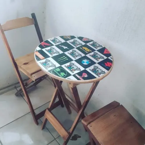 Mesas e cadeiras