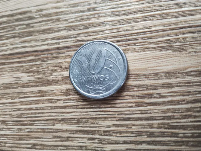 Moeda de 50 centavos efeito boné. Rara!