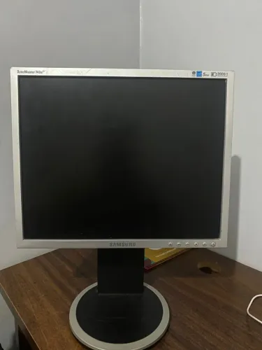 Monitor Samsung 740B Plus LCD de 17 polegadas com ajuste de altura, rotação 90º