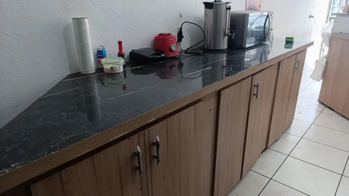 Vendo balcão com armário
