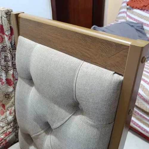 Mesa com 04 cadeiras.