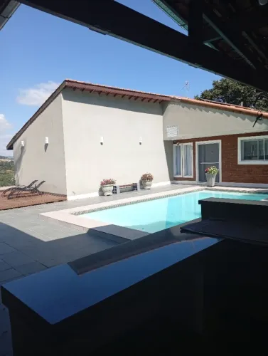 PORTEIRA FECHADA Chácara 450m² construídos - 3 suítes, lavabo, garagem ampla