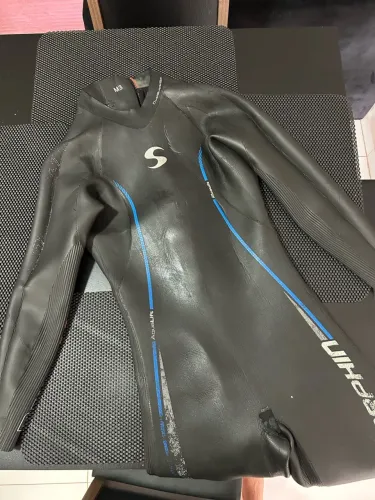 Roupa de borracha para natação em águas abertas.