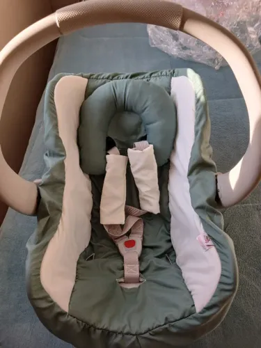 Bebê conforto (Grupo 0+, suporta de 0 a 13 kg).