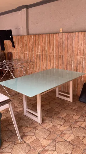 Mesa de vidro com base em mdf