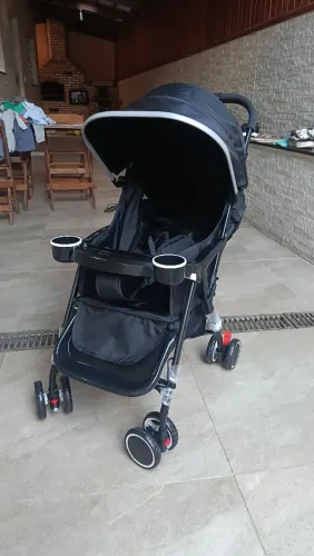Carrinho de bebê NOVO nunca usado 
