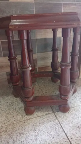 Mesinha de centro ou mesinha de canto pode ser usada como aparador de cabeceira