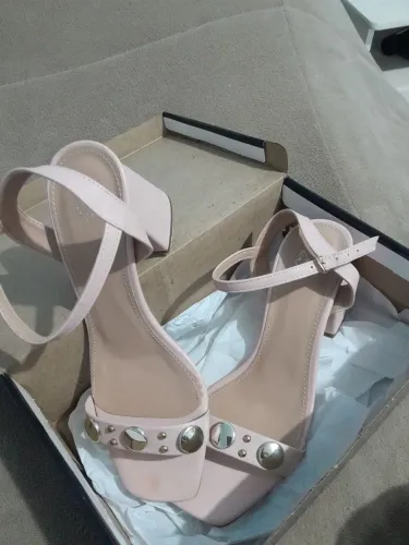 Sandália rosa salto alto. Tamanho 37