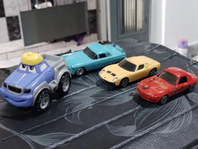 Carrinhos metálicos da Maisto