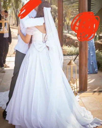 Vestido de noiva princesa cetim com corset e laço. Perfeito usado 1 vez com capa e anáguas