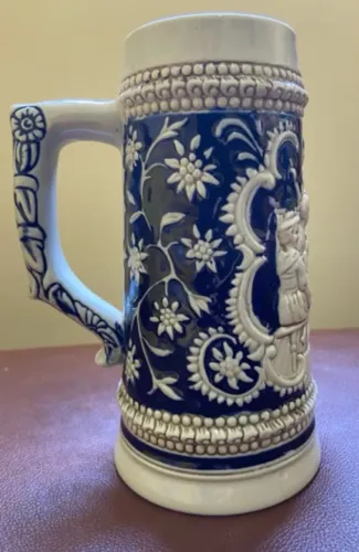 CANECA ALEMÃ VINTAGE AZUL E BRANCA CERVEJARIA RELEVO COLECIONÁVEL