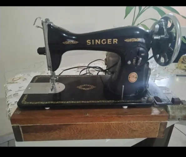 Maquina de costura reta Singer antiga