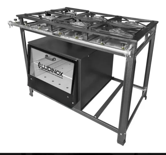 Fogão industrial com forno.
