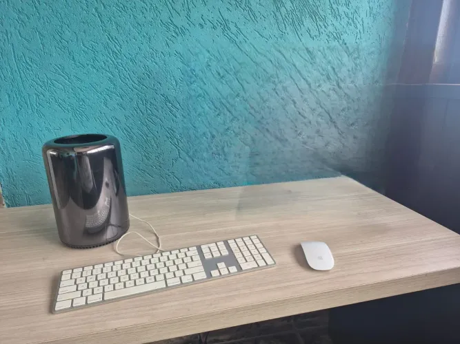 Mac Pro Xeon 2013 48gb Ram 512gb SSD Placa de video 2gb + teclado e mouse apple