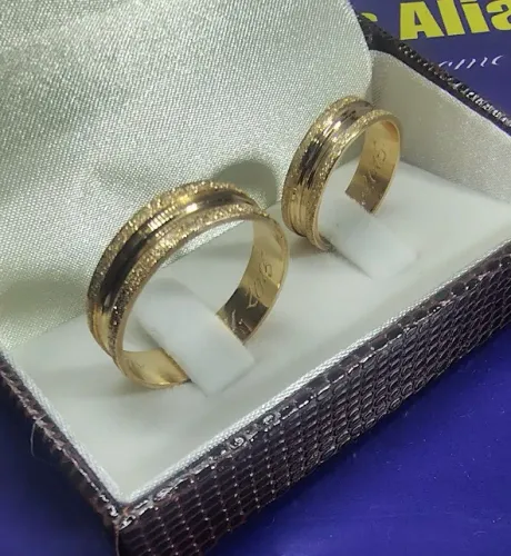 Alianças Bodas Reta com Riscos e Foscas Par Noivado Casamento Ouro 18 Kilates Peso 8 Grama