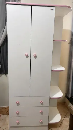 Vende se  carrinho e bebe conforto e guarda roupa infantil 