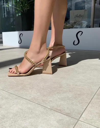 Sandália bege com detalhe dourado