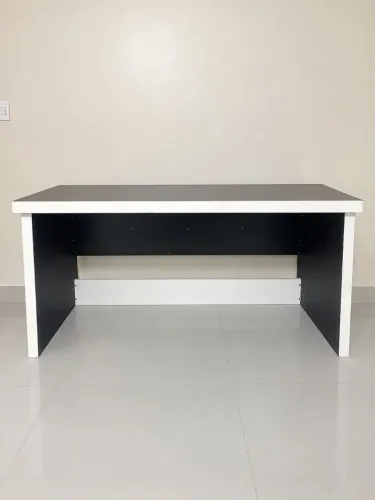 Vendo mesa de escritório medindo 1.60 X 0.60. Em perfeito estado de conservação. 