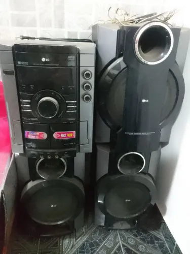 Aparelho de Som Com 3 caixas.