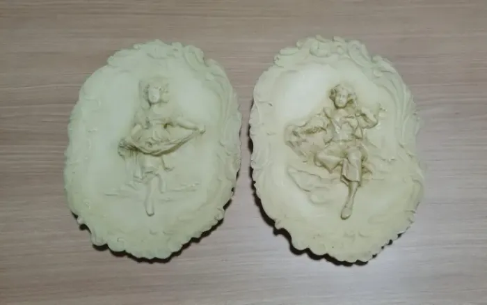 Par de Medalhões Oval em massa com escultura em alto relevo