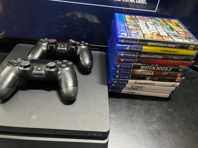 PS4 SLIM 1 TB COM 2 CONTROLES E 243 JOGOS