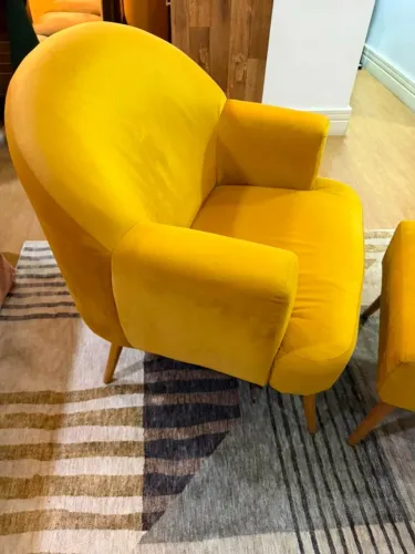 Poltrona decorativa estilo "orelha" (wingback)
