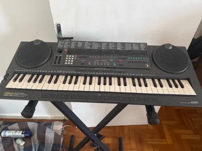 Teclado Yamaha PSS-795 com capa e suporte