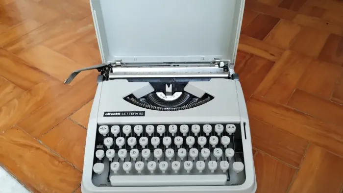 Máquina de escrever Olivetti Lettera 82