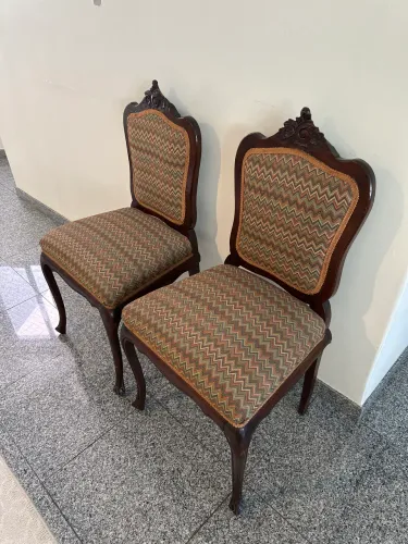 2 cadeirinhas antigas em excelente estado