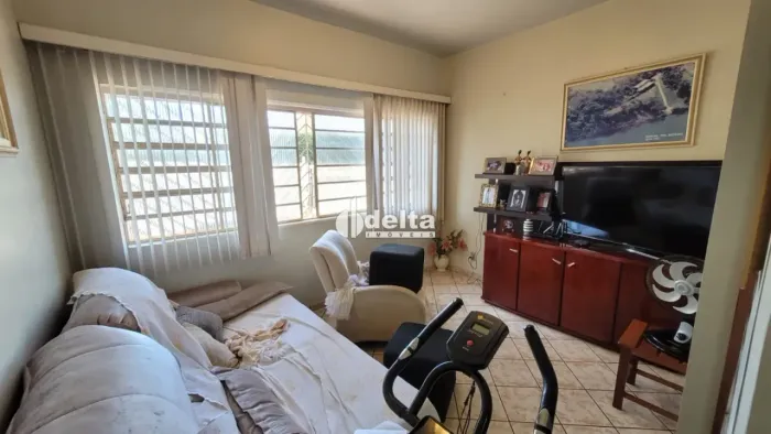 Casa com 7 quartos sendo 1 suíte disponível para venda no bairro Martins em Uberlândia-MG