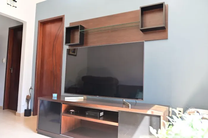 Rack para sala e outros ambientes, com prateleira elegante completando o conjunto