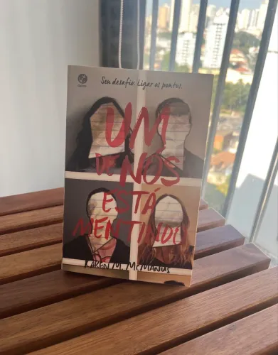Livro - Um de Nós Está Mentindo