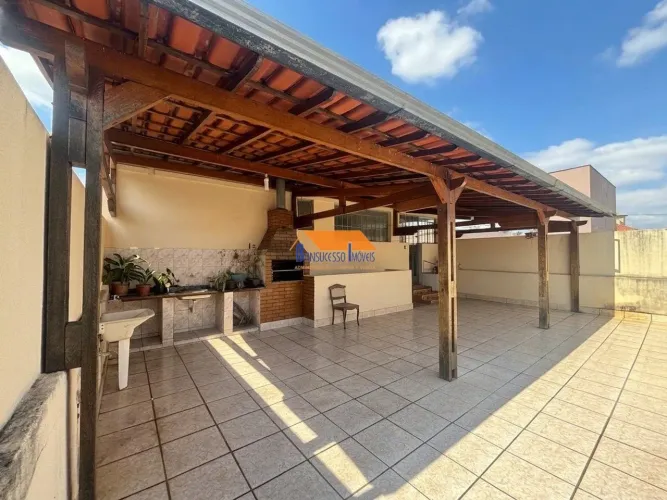 Casa de 4 quartos com suíte, 3 vagas de garagem, mais 3 lojas, Bairro Renascença, Belo Hor