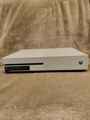 Xbox One S  - 2 controles na caixa 