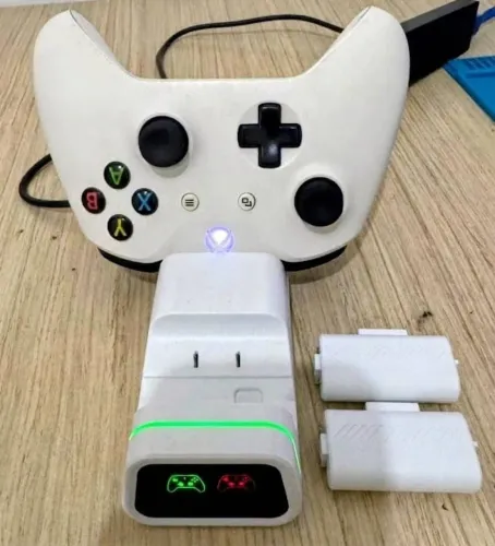 Controle Xbox One S + Dock de carga + 2 baterias
