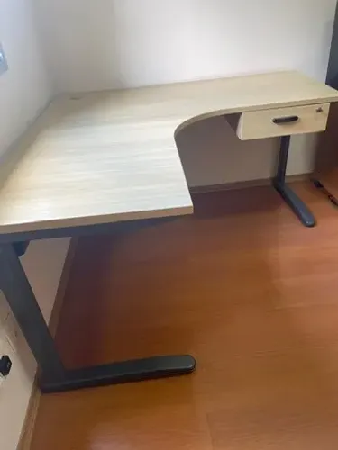 Mesa de escritorio Alberflex 130 x 130 cm tampo de madeira estrutura em aço gaveta