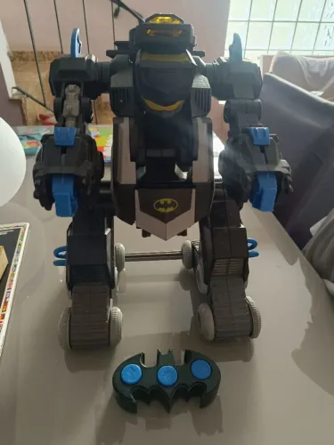 Robô que vira carrinho do Batman TV