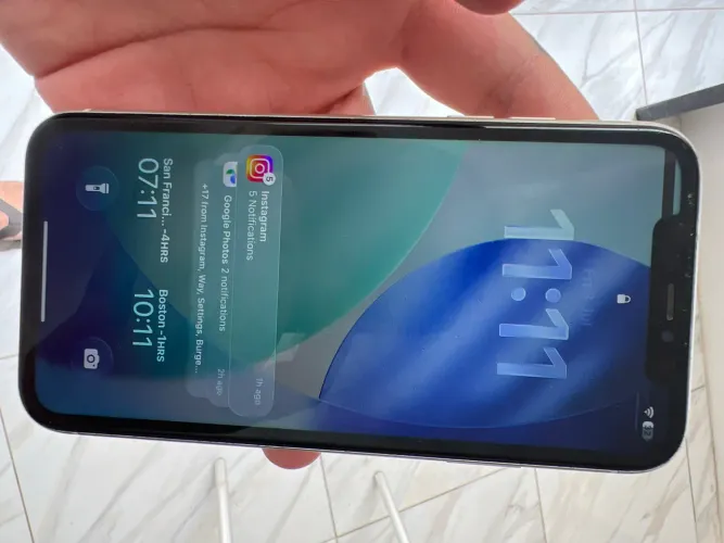 iPhone 11 64GB com marcas de uso e bateria nova