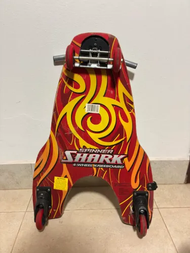 Skate para andar ajoelhado (Fuzion Spinner Shark 4-Wheel Kneeboard)