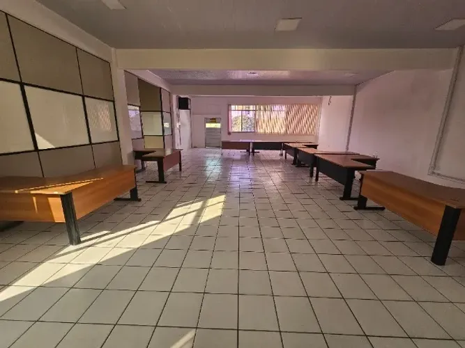 15 Mesas de Escritório e 1 Mesa de reunião Grande 1 Armário